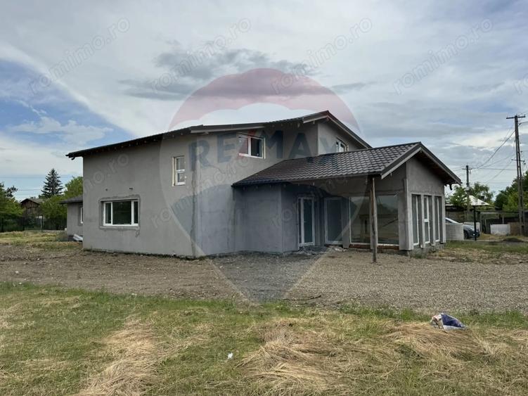 Casă cu 6 camere cu Teren 2952 Mp în Colceag