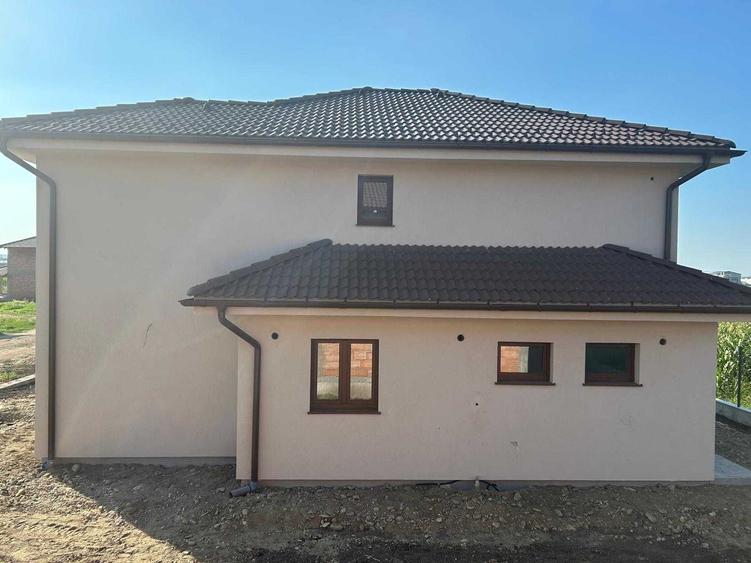 Casă cu 4 camere în Șura Mică