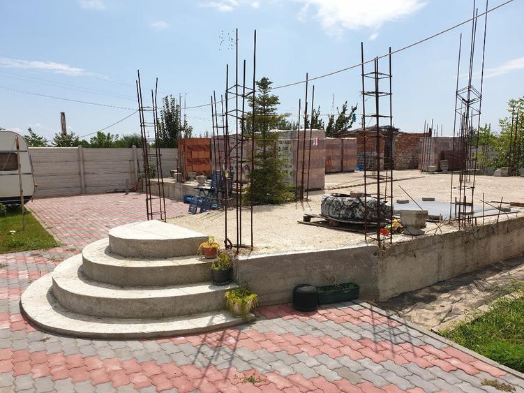 Casă cu 5 camere cu Teren 2600 Mp în Central