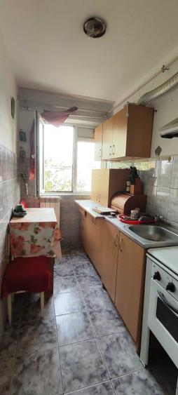 Apartament cu 3 camere semidecomandat în Km 4