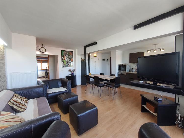 Apartament cu 4 camere decomandat în Central