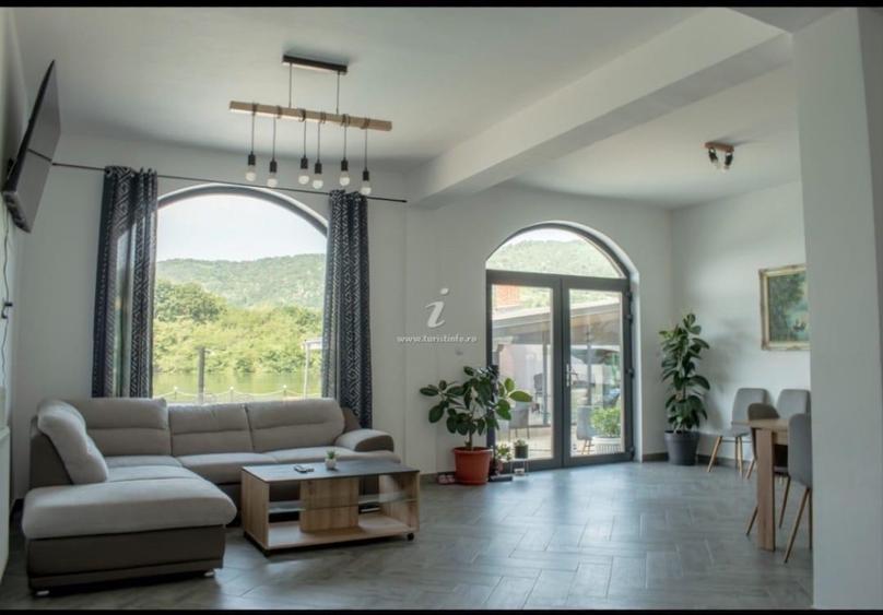 Hotel/Pensiune, de 20 mp, în Eșelnița