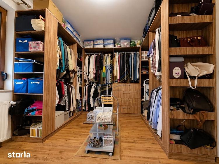 Casă cu 6 camere cu Teren 374 Mp în Sisești