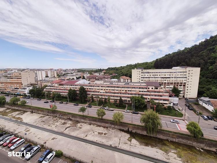 Apartament cu 3 camere decomandat în Est