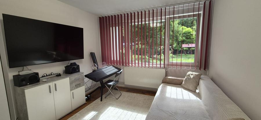 Apartament cu 2 camere semidecomandat în Aleea Carpați
