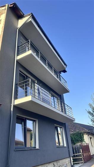Apartament cu 3 camere decomandat în Tractorul