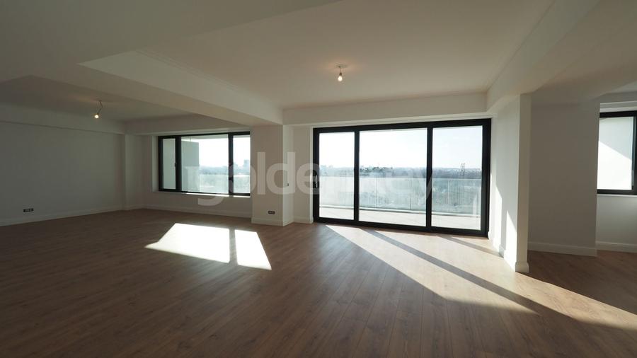 Apartament cu 5 camere decomandat în Herăstrău