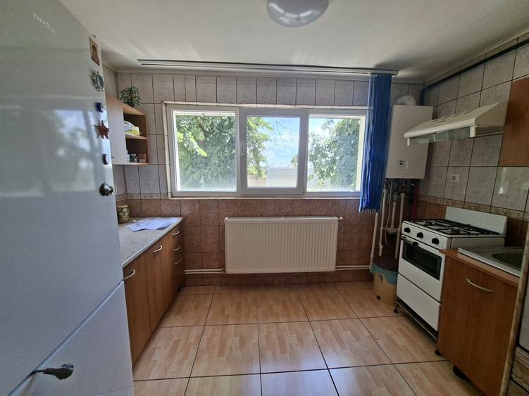 Apartament cu 3 camere decomandat în Steaua