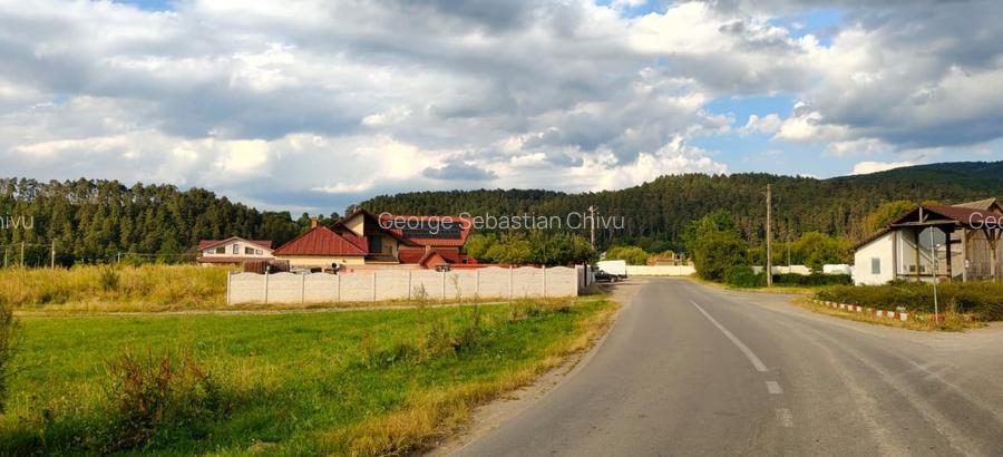 Teren ingradit langa casa locuita la intrare in Teliu