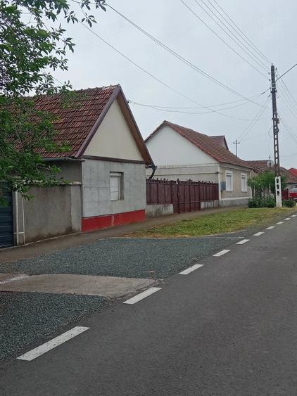 Casă cu 2 camere cu Teren 1100 Mp în Curtici