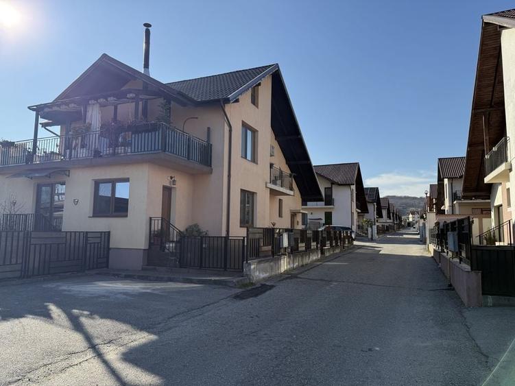 Casă cu 4 camere în Bujoreni