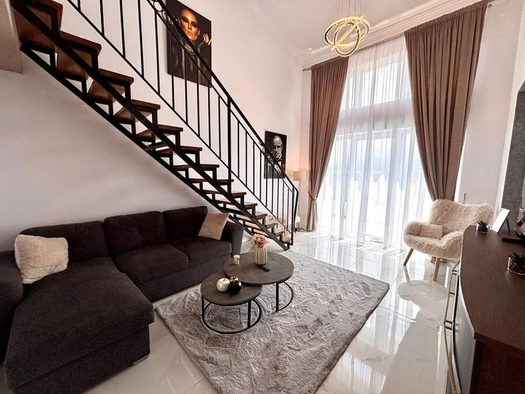 Apartament cu 5 camere decomandat în Cristian