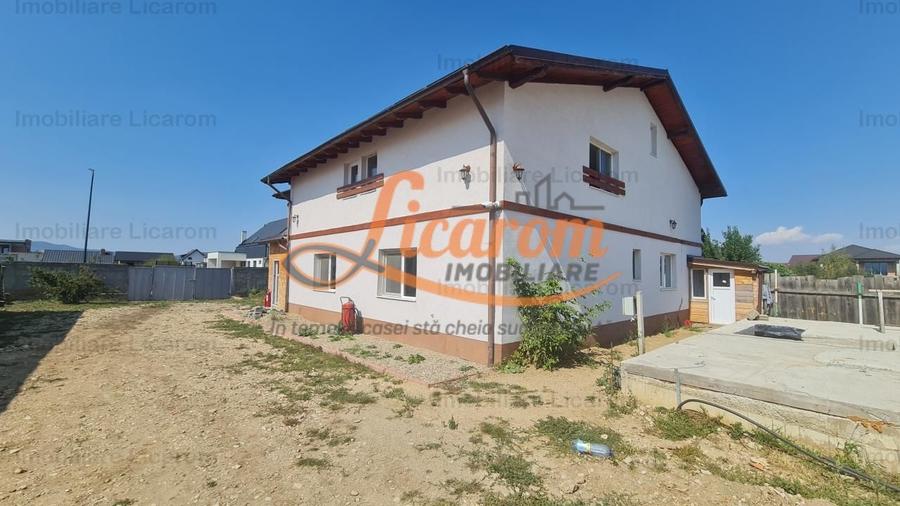 Casă individuală cu 8 camere decomandat cu Canalizare în Cristian