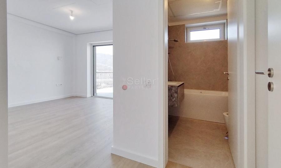 Apartament cu 5 camere decomandat în Astra