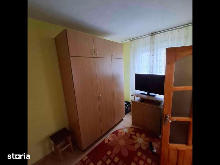 Apartament cu 4 camere decomandat în Podu Roș