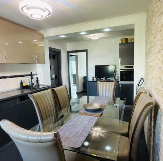 Apartament cu 4 camere decomandat în Vitan