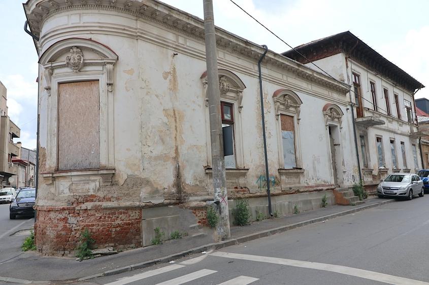 Casă cu 18 camere cu Garaj în Unirii