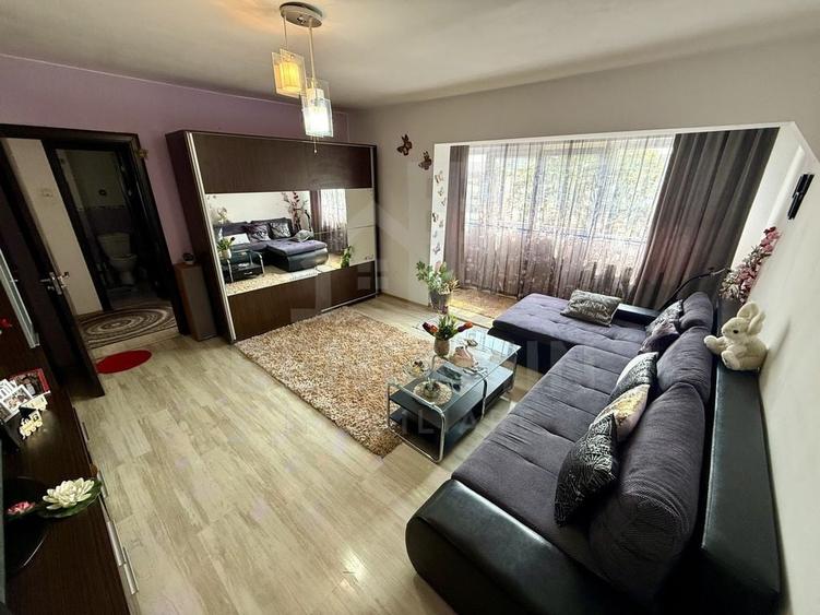 Apartament cu 3 camere semidecomandat în Craiovița Nouă