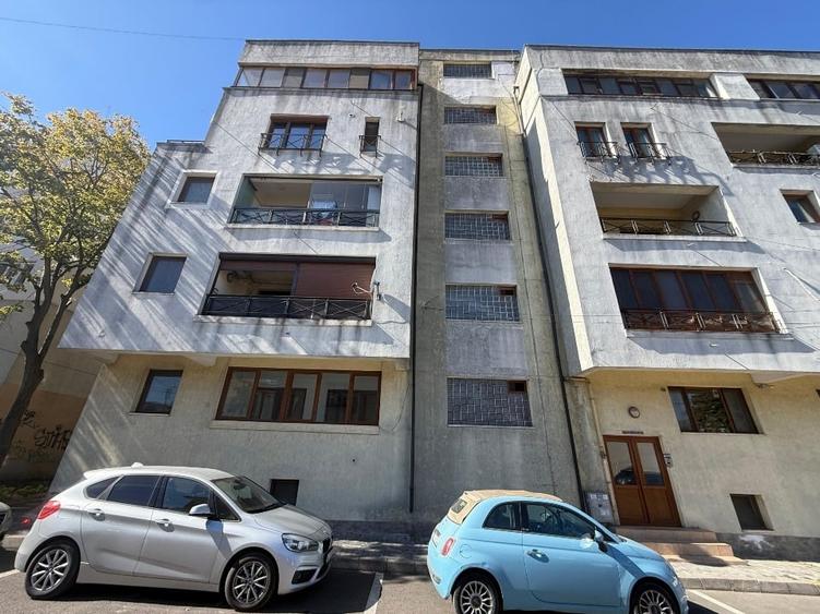 Apartament cu 3 camere decomandat în Casa de Cultură