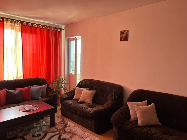 Apartament cu 3 camere semidecomandat în Astra