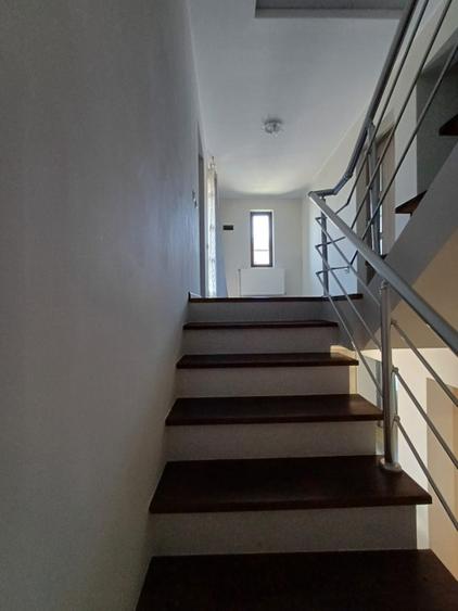 Casă individuală cu 5 camere cu Teren 375 Mp în Exterior Est