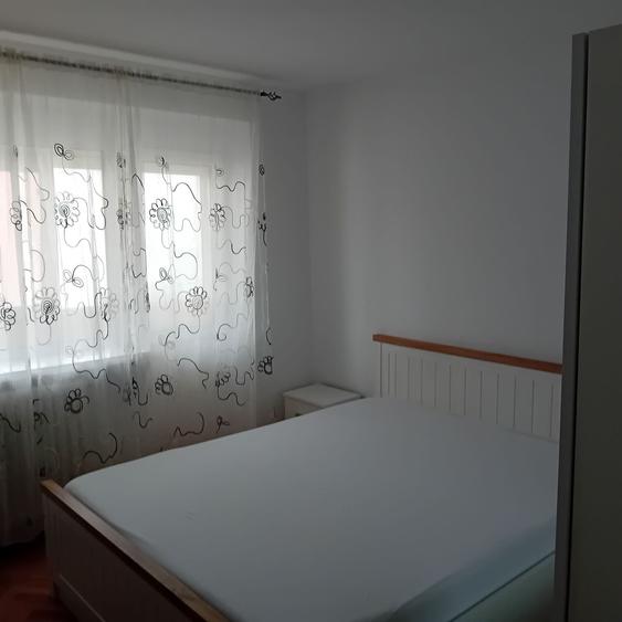 Apartament cu 3 camere decomandat în Podu Roș
