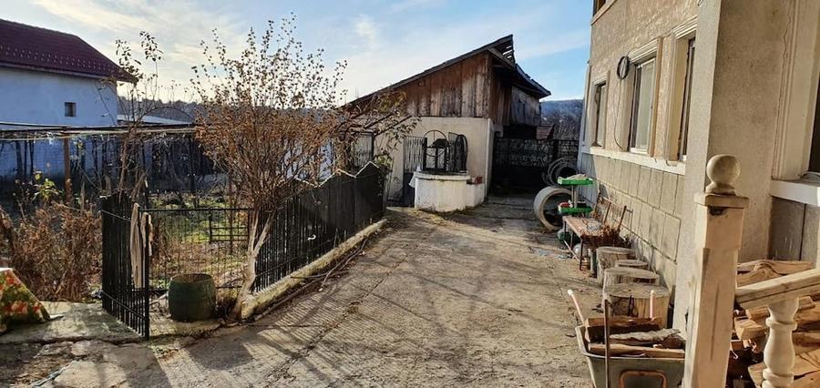 Casă cu 6 camere cu Teren 3887 Mp în Bâlta