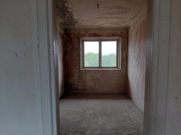 Apartament cu 4 camere decomandat în Peregu Mare