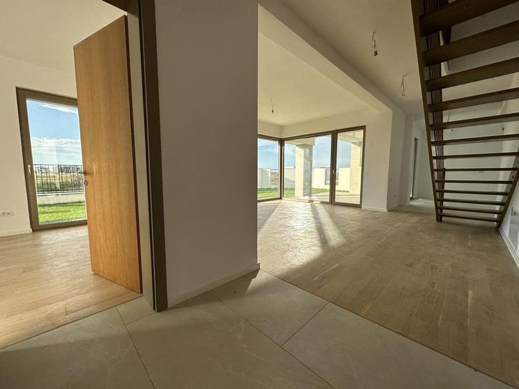 Duplex cu 5 camere cu Canalizare în Exterior Nord