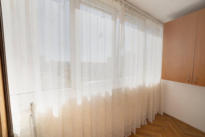 Apartament cu 3 camere semidecomandat, mobilat în Baba Novac