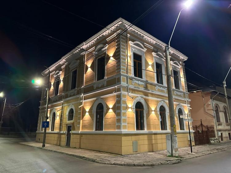 Casă individuală cu 10 camere cu Teren 362 Mp în Central
