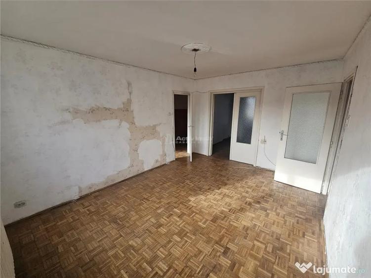 Apartament cu 3 camere semidecomandat în Micro I