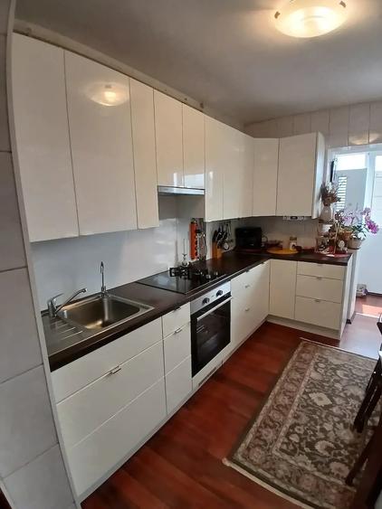 Apartament cu 4 camere decomandat, mobilat în Berceni