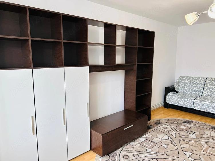 Apartament cu 3 camere decomandat în Tractorul