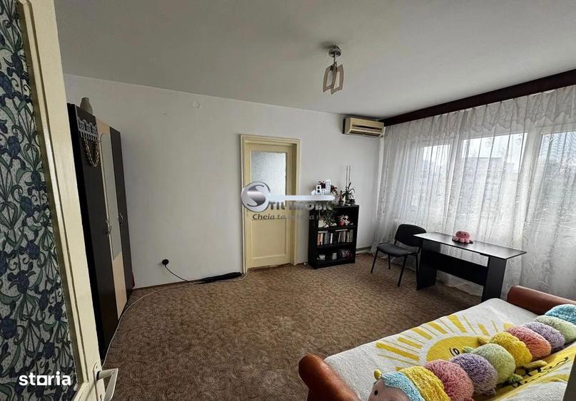 Apartament cu 3 camere semidecomandat în Podu Roș