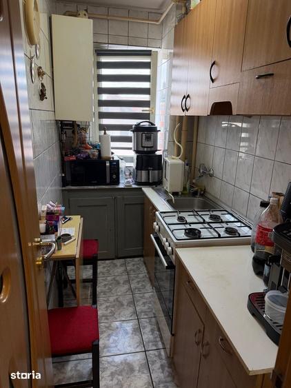 Apartament cu 3 camere semidecomandat, mobilat în Florilor