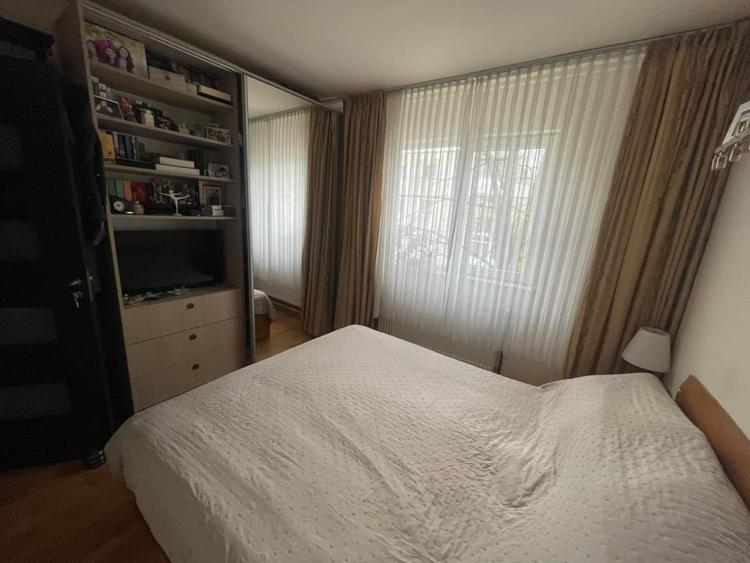 Apartament cu 3 camere semidecomandat, mobilat în Craiovița Nouă