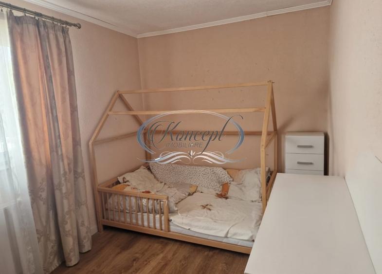 Apartament cu 3 camere semidecomandat, mobilat în Zorilor