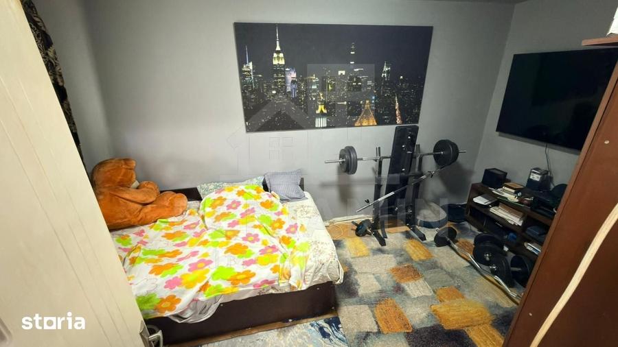Apartament cu 3 camere semidecomandat în Craiovița Nouă