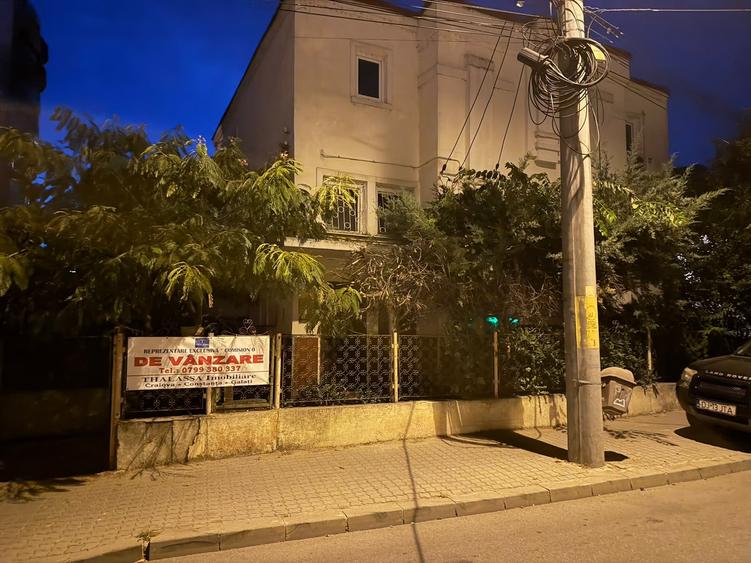 Duplex cu 7 camere cu Canalizare în Central