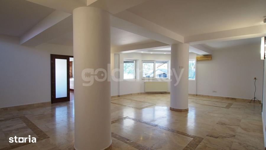 Casă cu 8 camere cu Teren 1000 Mp în Central