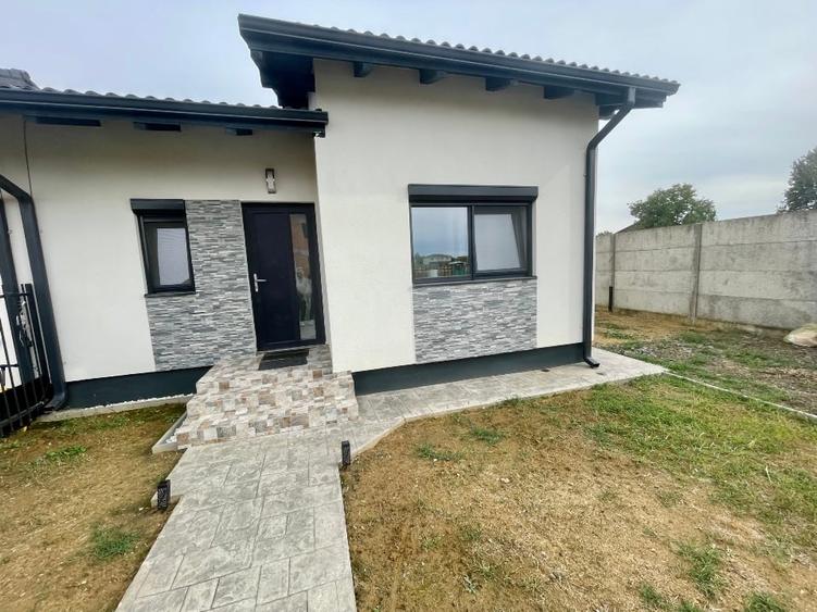 Duplex cu 3 camere cu Canalizare în Moșnița Nouă