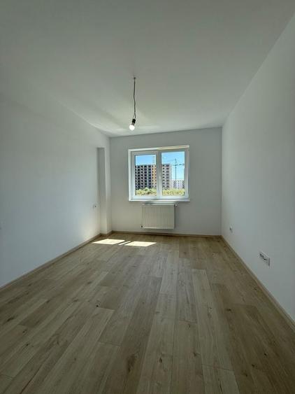 Apartament cu 3 camere decomandat în Tractorul