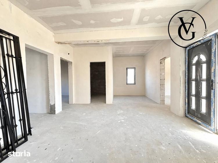 Casă cu 4 camere semidecomandat cu Teren 220 Mp în Central