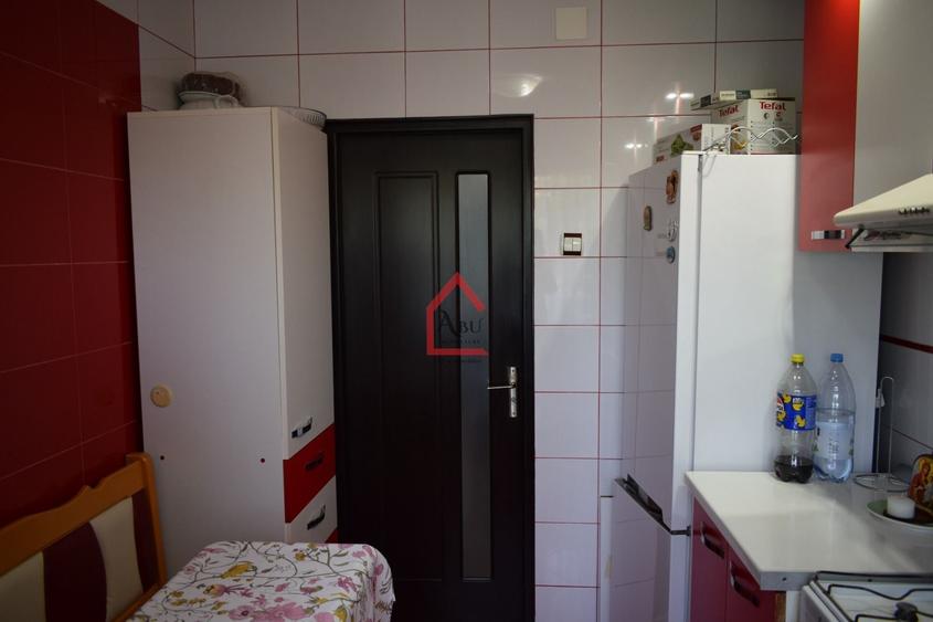 Apartament cu 3 camere decomandat, mobilat în Podu Roș