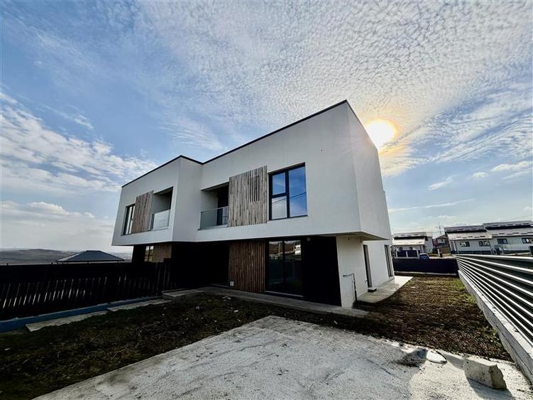 Duplex cu 4 camere cu Canalizare în Miroslava