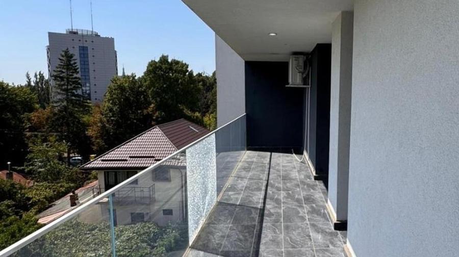 Apartament cu 4 camere decomandat, mobilat în Băneasa