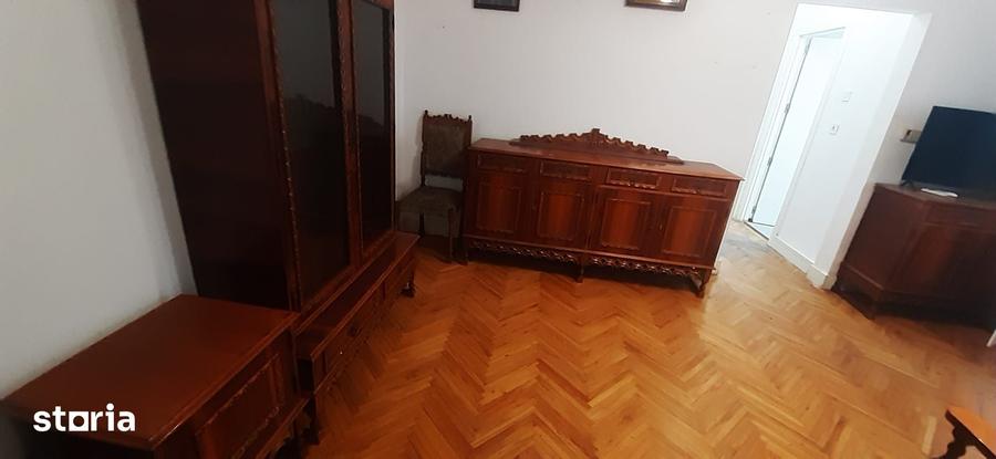 Apartament cu 3 camere semidecomandat în Republicii