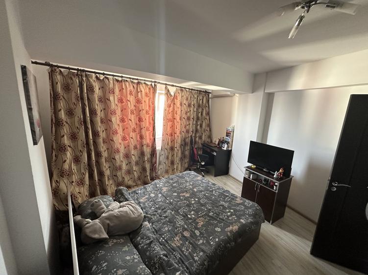 Apartament cu 3 camere decomandat, mobilat în Berceni