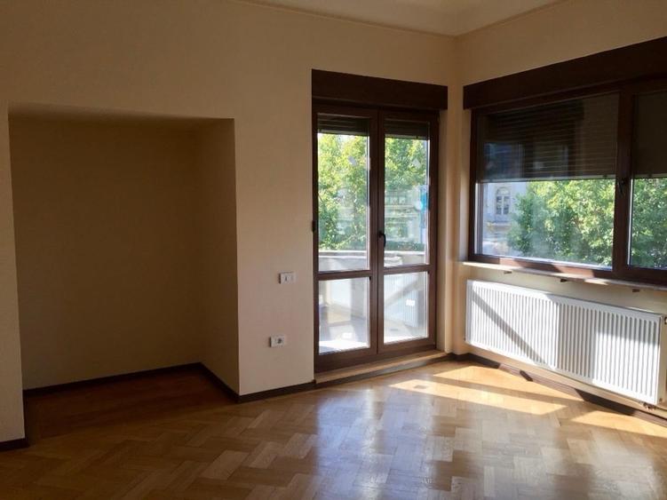 Birou, de 221 mp, în P-ța Romană